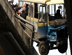 Minibüs köprüde asılı kaldı, yolcu aşağı düştü