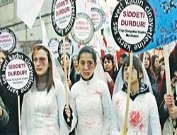 Kadına şiddete karşı gelinlikle protesto
