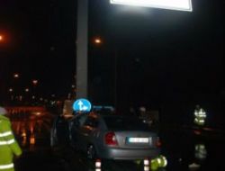 Ankara'da otomobil elektrik direğine çarpttı