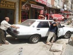 Yüksek kaldırım esnafı korkuttu