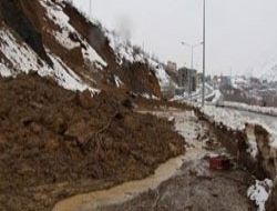 Heyelan yolu kapattı