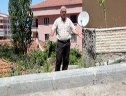 Otoparkı kapatan gecekondu