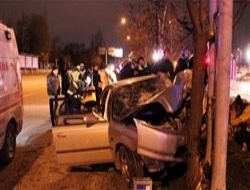 Emniyet önünde trafik direğine çarptı