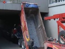 Ankara'da Vinç üstgeçide sıkıştı