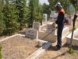 Mezarlıklar bayrama hazırlanıyor