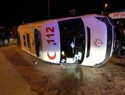 Ambulans devrildi: 4 yaralı