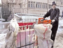Hayallerini çöpten topluyor