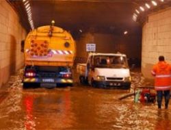 Şiddetli yağış vatandaşlara zor anlar yaşattı