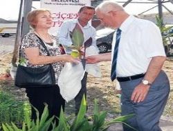 Pazarda çiçek sürprizi