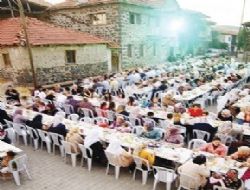 Köy meydanında iftar