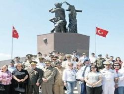 Askeri ateşeler, Dua Tepe'ye hayran