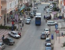 Kaldırımsız cadde tehlike saçıyor