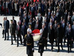 Şehitler için Anıtkabir'de tören