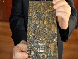 Menderes'in bronz plaketi antikacıda