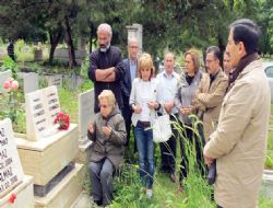 Saydamer mezarı başında anıldı