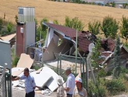 Yıkım işlemine tepki gösterdiler