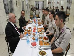 Vali Yüksel jandarma sofrasında