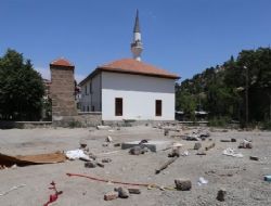 Roma Tiyatrosu'ndaki mülteciler taşındı