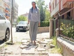 Kaldırımsız nigar isyan bayrağını çekti