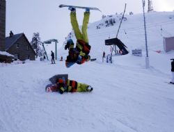 Kar üstünde akrobasi