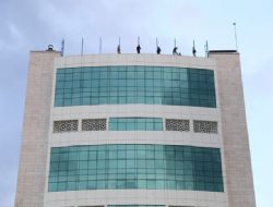 İşçinin isyanı çatıya çıkardı