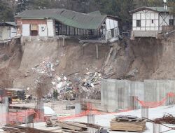 Sahnenin altını oydular