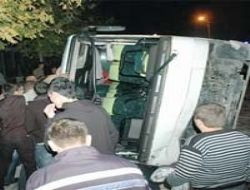 Servis aracı devrildi