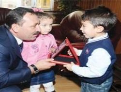 Anaokulu öğrencileri Demirel'i ziyaret etti