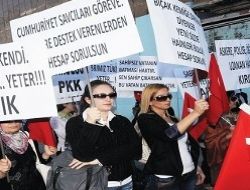 Terör öğretmeni sokağa döktü