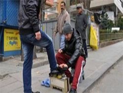 Otomobil hayaliyle ayakkabı boyuyor