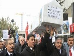 Eğitim-Sen'den tabutlu eylem