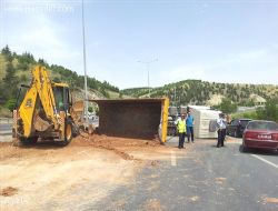 Devrilen Kamyon yolu Kilitledi
