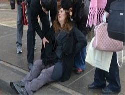 Dikkatsiz yayaya taksi çarptı
