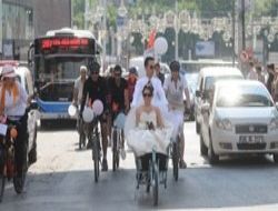Ankara'da bisikletli gelin konvoyu 