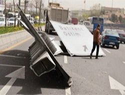 Film sahnesi gibi TIR kazası