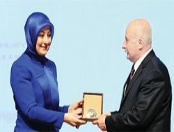 Vali Yüksel'e altın madalya