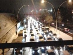 Sıkışan sürücü ‘tweet'e sarıldı
