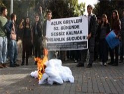 Öğrencilerden kefenli eylem