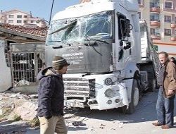 Freni boşaldı dükkana daldı