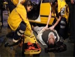 Yolcu bekleyen taksiciye çarpıp kaçtı
