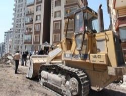 Trafoyu kepçeledi