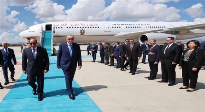 Cumhurbaşkanı Erdoğan, Mısır Cumhurbaşkanı Sisi'yi Esenboğa Havalimanı'nda karşıladı
