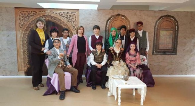 Minikler tiyatroyla güldürdü