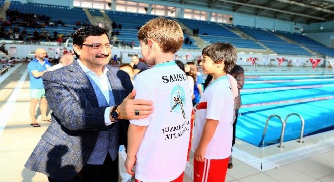 Yüzme atlama şampiyonası nefesleri kesti