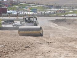 Yenimahalle'de yol yapıyor