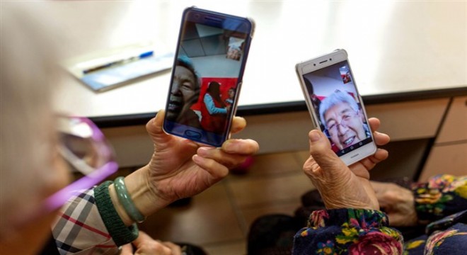 Çin'de yaşlılara akıllı telefon kullanmayı öğretmek için kurslar açıldı